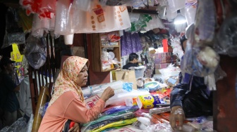 Pedagang melayani pembeli plastik di Pasar Minggu, Jakarta, Kamis (9/4/2026). [Suara.com/Alfian Winanto]
