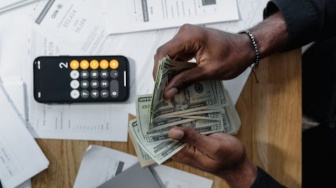 Dilema Sunyi Generasi UMR: Kerja Demi Hidup atau Hidup Demi Kerja?