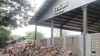 Tumpukan Sampah di TPS 3R Pulogebang Meluber, Warga Resahkan Penyakit