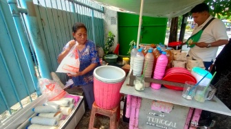 Siasat Pedagang Sari Kedelai Surabaya: Cara Bertahan di Tengah Badai Kenaikan Harga Plastik