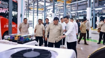 Prabowo Targetkan Indonesia Produksi Mobil Sedan Listrik pada 2028