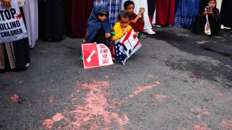 Massa menggelar Aksi Jumat untuk Palestina di depan Kedutaan Besar Amerika Serikat, Jakarta, Jumat (10/4/2026). [Suara.com/Alfian Winanto]
