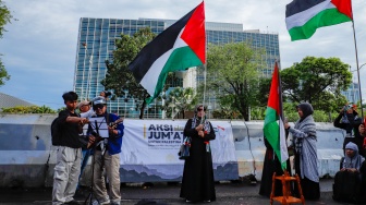 Massa menggelar Aksi Jumat untuk Palestina di depan Kedutaan Besar Amerika Serikat, Jakarta, Jumat (10/4/2026). [Suara.com/Alfian Winanto]
