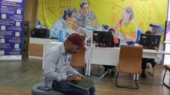 Petugas melayani warga yang mengurus dokumen kependudukan di Mal Pelayanan Publik, Jakarta, Jumat (10/04/2026). [Suara.com/Alfian Winanto]