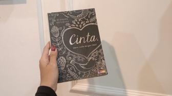 Membaca Realitas Cinta Dengan Titik: Ketika Perasaan Tak Pernah Sederhana