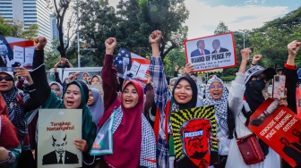 Massa menggelar Aksi Jumat untuk Palestina di depan Kedutaan Besar Amerika Serikat, Jakarta, Jumat (10/4/2026). [Suara.com/Alfian Winanto]
