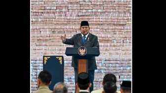 Presiden Prabowo Subianto menyampaikan pidato pada kegiatan Penyerahan Denda Administratif dan Penyelamatan Keuangan Negara serta Penguasaan Kembali Kawasan Hutan Tahap VI di Gedung Bundar Kejaksaan Agung di Jakarta, Jumat (10/4/2026). [ANTARA FOTO/Fakhri Hermansyah/wsj]
