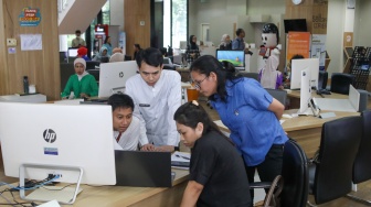 Petugas melayani warga yang mengurus dokumen kependudukan di Mal Pelayanan Publik, Jakarta, Jumat (10/04/2026). [Suara.com/Alfian Winanto]