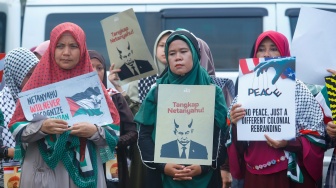 Massa menggelar Aksi Jumat untuk Palestina di depan Kedutaan Besar Amerika Serikat, Jakarta, Jumat (10/4/2026). [Suara.com/Alfian Winanto]
