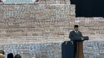 Momen Prabowo Berdiri di Hadapan 'Gunungan' Uang Rp11,4 Triliun di Kejagung