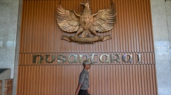 Petugas Pengamanan Dalam (Pamdal) berpatroli di Gedung Nusantara I, Kompleks Parlemen, Senayan, Jakarta, Jumat (10/4/2026). [ANTARA FOTO/Rivan Awal Lingga /wsj]