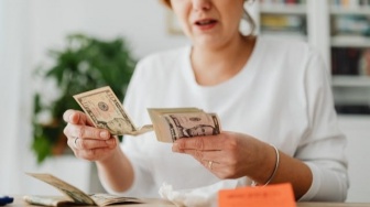 Nasib Pekerja UMR: Kerja Keras untuk Bertahan Bukan Berkembang