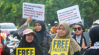 Massa menggelar Aksi Jumat untuk Palestina di depan Kedutaan Besar Amerika Serikat, Jakarta, Jumat (10/4/2026). [Suara.com/Alfian Winanto]
