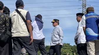 Ogah Santai Saat WFH Jumat, Pramono Anung Pantau Pengerukan Kanal Banjir Barat