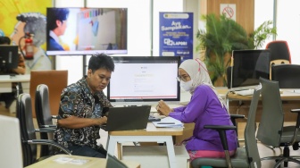 Petugas melayani warga yang mengurus dokumen kependudukan di Mal Pelayanan Publik, Jakarta, Jumat (10/04/2026). [Suara.com/Alfian Winanto]