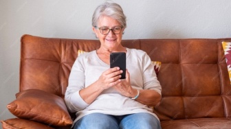 Cari HP Buat Eyang? Ini 7 Pilihan HP dengan Speaker Nyaring Biar Gak Perlu Teriak-Teriak