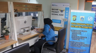 Petugas melayani warga yang mengurus dokumen kependudukan di Mal Pelayanan Publik, Jakarta, Jumat (10/04/2026). [Suara.com/Alfian Winanto]