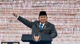 Presiden Prabowo Subianto menyampaikan pidato pada kegiatan Penyerahan Denda Administratif dan Penyelamatan Keuangan Negara serta Penguasaan Kembali Kawasan Hutan Tahap VI di Gedung Bundar Kejaksaan Agung di Jakarta, Jumat (10/4/2026). [ANTARA FOTO/Fakhri Hermansyah/wsj]