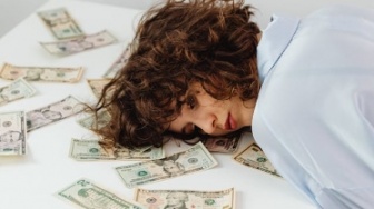 Gaji Minimum, Beban Maksimum: Krisis Mental Health Para Pekerja UMR