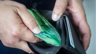 Bertahan dengan Gaji UMR: Seni Agar Tidak Jatuh Miskin, Tapi Juga Tidak Pernah Kaya