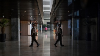 Petugas Pengamanan Dalam (Pamdal) berpatroli di Gedung Nusantara II, Kompleks Parlemen, Senayan, Jakarta, Jumat (10/4/2026). [ANTARA FOTO/Rivan Awal Lingga /wsj]