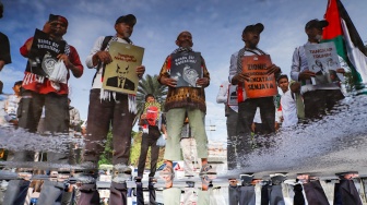 Aksi Jumat untuk Palestina di depan Kedubes AS