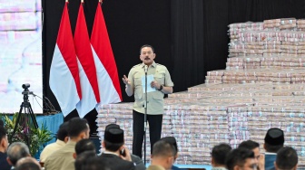 Jaksa Agung ST Burhanuddin memberikan sambutan pada kegiatan Penyerahan Denda Administratif dan Penyelamatan Keuangan Negara serta Penguasaan Kembali Kawasan Hutan Tahap VI di Gedung Bundar Kejaksaan Agung di Jakarta, Jumat (10/4/2026). [ANTARA FOTO/Fakhri Hermansyah/wsj]