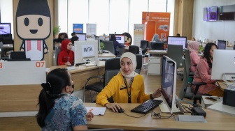 Petugas melayani warga yang mengurus dokumen kependudukan di Mal Pelayanan Publik, Jakarta, Jumat (10/04/2026). [Suara.com/Alfian Winanto]