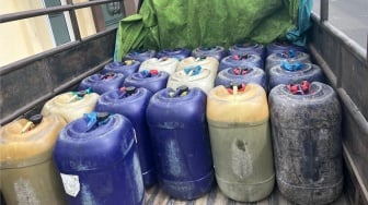 Bisnis Gelap di Bak Pikap: Dua Pria Asal Lamteng Terciduk Edarkan BBM Oplosan ke Pom Mini di Metro