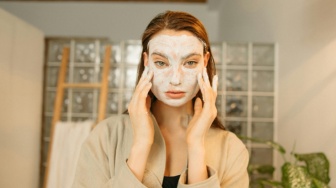 Gak Cuma Enak Dimakan, Ini 5 Face Wash Stroberi yang Bikin Kulit Glowing!