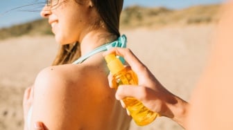 5 Sunscreen Spray SPF 50 Terbaik yang Bisa Kamu Gunakan