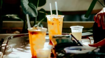 Bungkus Sendiri Lebih Asyik: Tips Jajan Es Teh Kekinian di Tengah Kenaikan Harga Plastik