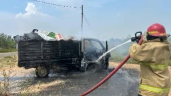 Detik-Detik Sopir Truk Sampah di Gresik Larikan Kendaraan yang Terbakar ke Pos Damkar