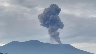 Erupsi Gunung Marapi Minggu Pagi Semburkan Abu Vulkanik Setinggi 500 Meter, Status Masih Waspada