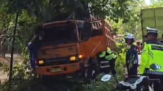 Kecelakaan Truk Batu Bara di Jalur Sitinjau Lauik, Sopir Terluka Usai Banting Setir ke Selokan