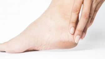 5 Lotion untuk Kaki Pecah-Pecah yang Bisa Dibeli di Apotek, Kembali Mulus Tanpa Ribet