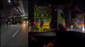 Dikawal Ketat! Bus Rombongan Bonek Dipastikan Aman Keluar Tol Cikatama Usai Diserang Batu-Petasan