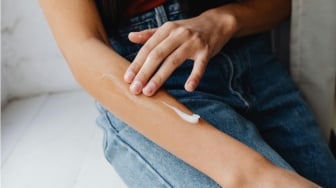 5 Rekomendasi Body Lotion dengan Kandungan Retinol untuk Cegah Penuaan Dini