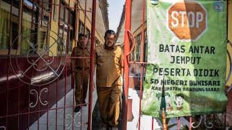 Pelaksana tugas (Plt) Kepala Dinas Pendidikan Kabupaten Bandung Barat Asep Dendih (kanan) meninjau ruang kelas yang terdampak pemagaran oleh pihak ahli waris di SDN Bunisari, Ngamprah, Kabupaten Bandung Barat, Jawa Barat, Senin (13/4/2026). [ANTARA FOTO/Abdan Syakura/wsj]