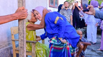 Haru di PPSLU Mappakasunggu: Saat Fatmawati Rusdi Beri Semangat untuk Para Lansia