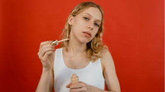 Makeup Anti Ribet! 5 Serum Concealer Ini Siap Buat Wajahmu Cantik Seketika