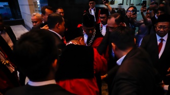 Hakim Konstitusi Anwar Usman pingsan saat acara Wisuda Purnabakti dan Penyambutan Hakim di Gedung Mahkamah Konstitusi, Jakarta, Senin (13/4/2026). [Suara.com/Alfian Winanto]