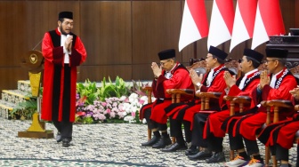 Hakim Konstitusi Anwar Usman usai memberikan sambutan saat acara Wisuda Purnabakti dan Penyambutan Hakim di Gedung Mahkamah Konstitusi, Jakarta, Senin (13/4/2026). [Suara.com/Alfian Winanto]