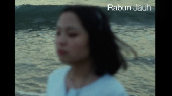 Ketika Bernadya Rela Pakai Kacamata Demi Satu Orang: Review Jujur Lagu "Rabun Jauh"