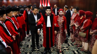 Hakim Konstitusi Anwar Usman duduk beristirahat saat acara Wisuda Purnabakti dan Penyambutan Hakim di Gedung Mahkamah Konstitusi, Jakarta, Senin (13/4/2026). [Suara.com/Alfian Winanto]