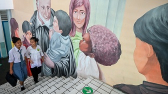 Dua orang murid berjalan di kawasan sekolah SMK Katolik Sint Joseph, Jakarta, Senin (13/4/2026). [ANTARA FOTO/Rivan Awal Lingga/wsj]
