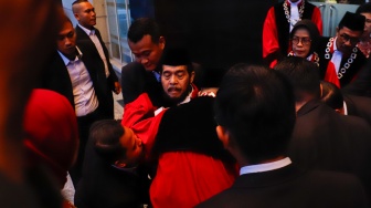 Momen Anwar Usman Pingsan Usai Purnabakti di Gedung MK