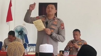 Momen Kapolres Rohil Main HP saat Wakapolda Riau Bahas Pemberantasan Narkoba