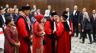 Suasana saat acara Wisuda Purnabakti dan Penyambutan Hakim di Gedung Mahkamah Konstitusi, Jakarta, Senin (13/4/2026). [Suara.com/Alfian Winanto]