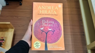 Novel Padang Bulan: Antara Cinta dan Mimpi yang Sama-sama Harus Dikejar